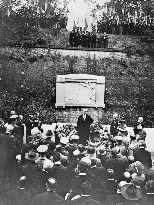 Lord Milner speaking at the unveiling of the New Zealand monument in Le Quesnoy. 15 July, 1923.